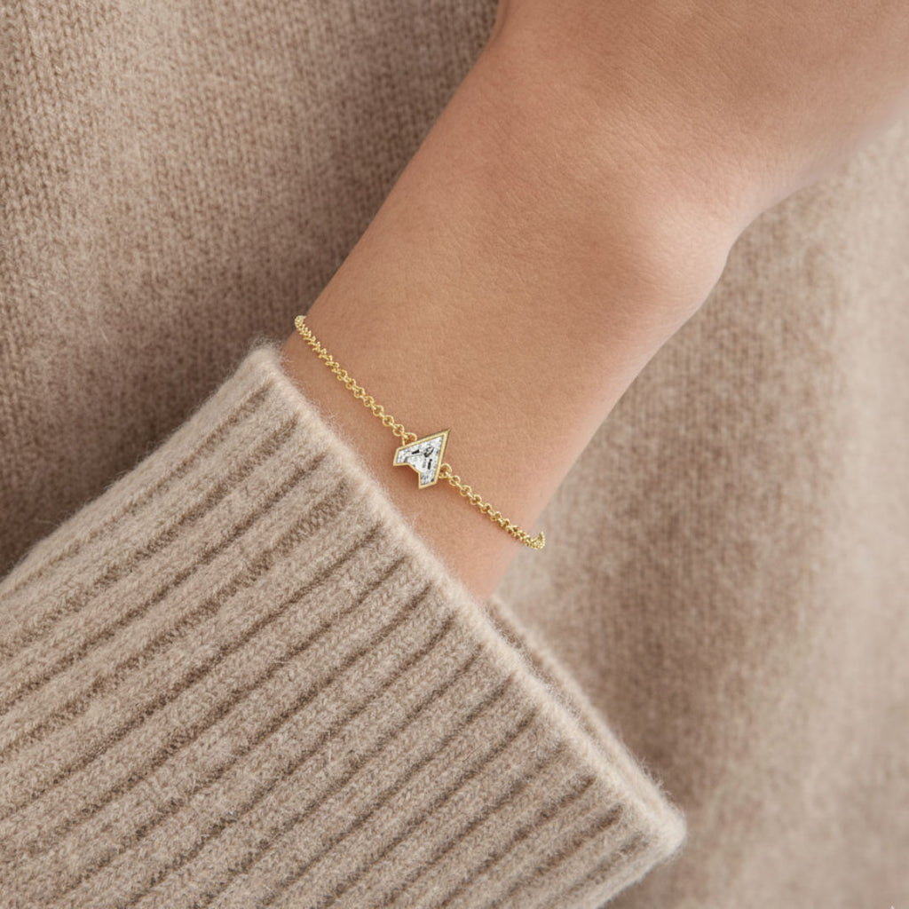 Alphabet Initial A 18K Gold, Rosegold or Whitegold Bracelet w. Solitaire Lab-Grown Diamond