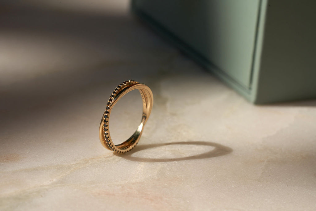 Crossover 14K eller 18K Guld Ring m. Sorte Lab-Grown Diamanter