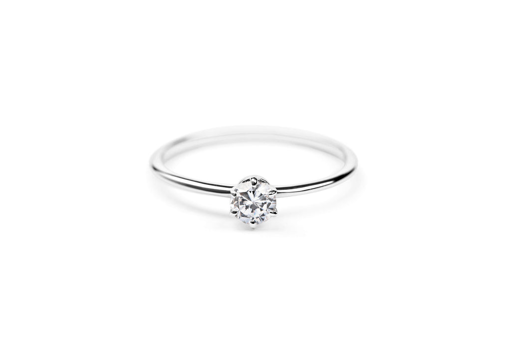 Six Prong 14K or 18K Whitegold Ring w. 0.3ct Lab-Grown Diamond
