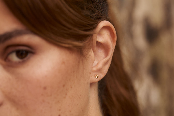 Drei Punkt 14K Gold Stud
