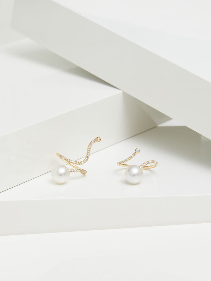 Wavy 18K Gold Ring w. Pearl & Diamonds