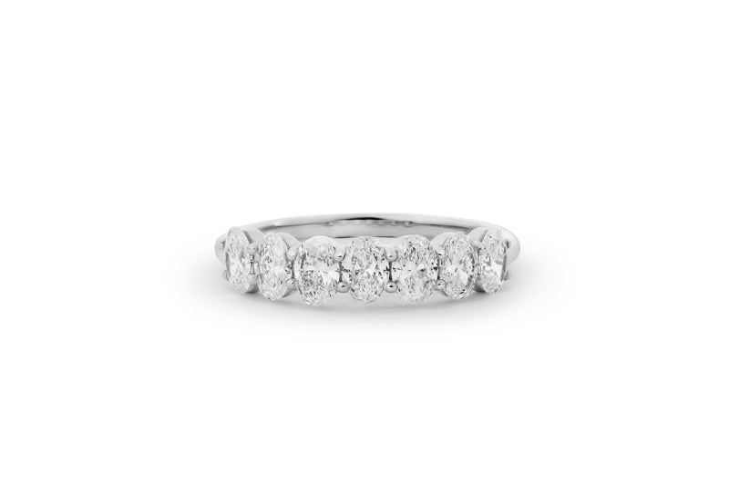 Oval Slebet Halv Alliance 14 eller 18 karat Hvidguld Ring m. Lab-Grown Diamanter