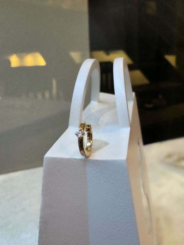 Amity 14K Gold, Weißgold oder Roségold Huggie W. Diamant