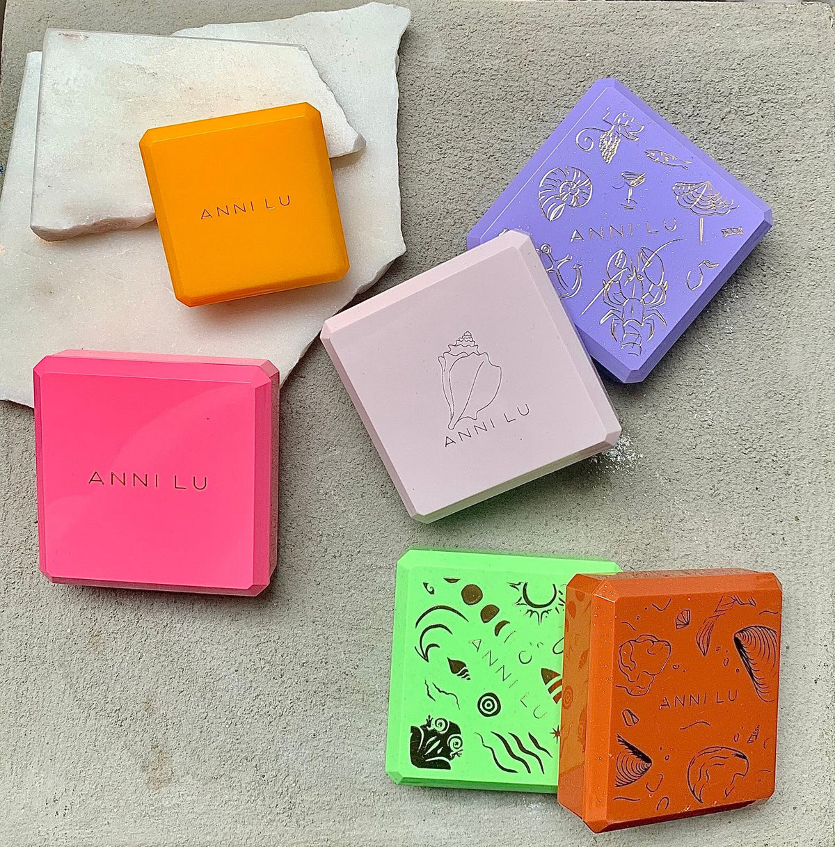 Ohrringe mit goldenen verstrichenen Ohrringen verdrängen