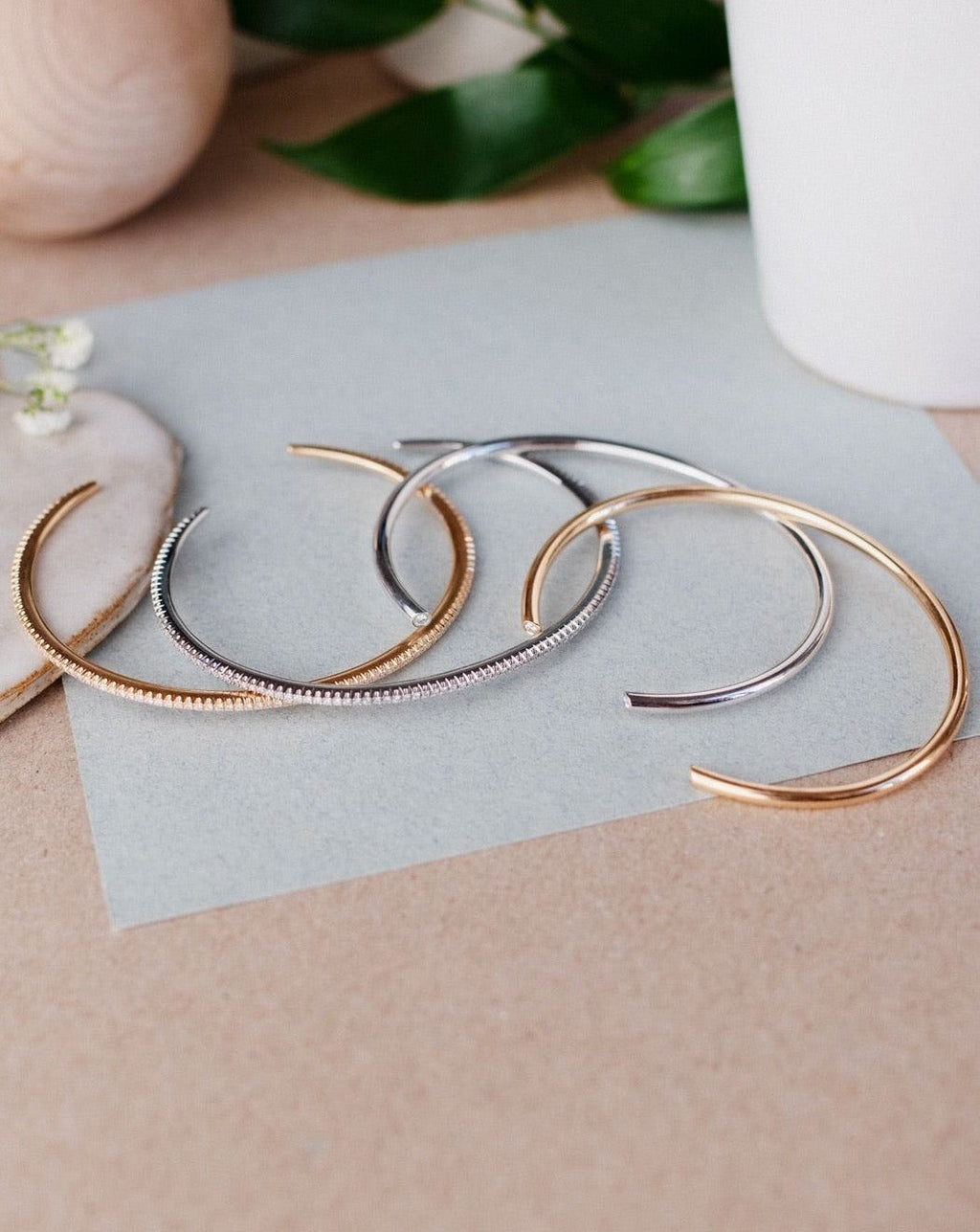 Belle 18K Gold, Whitegold or Rosegold Bangle w. Diamonds