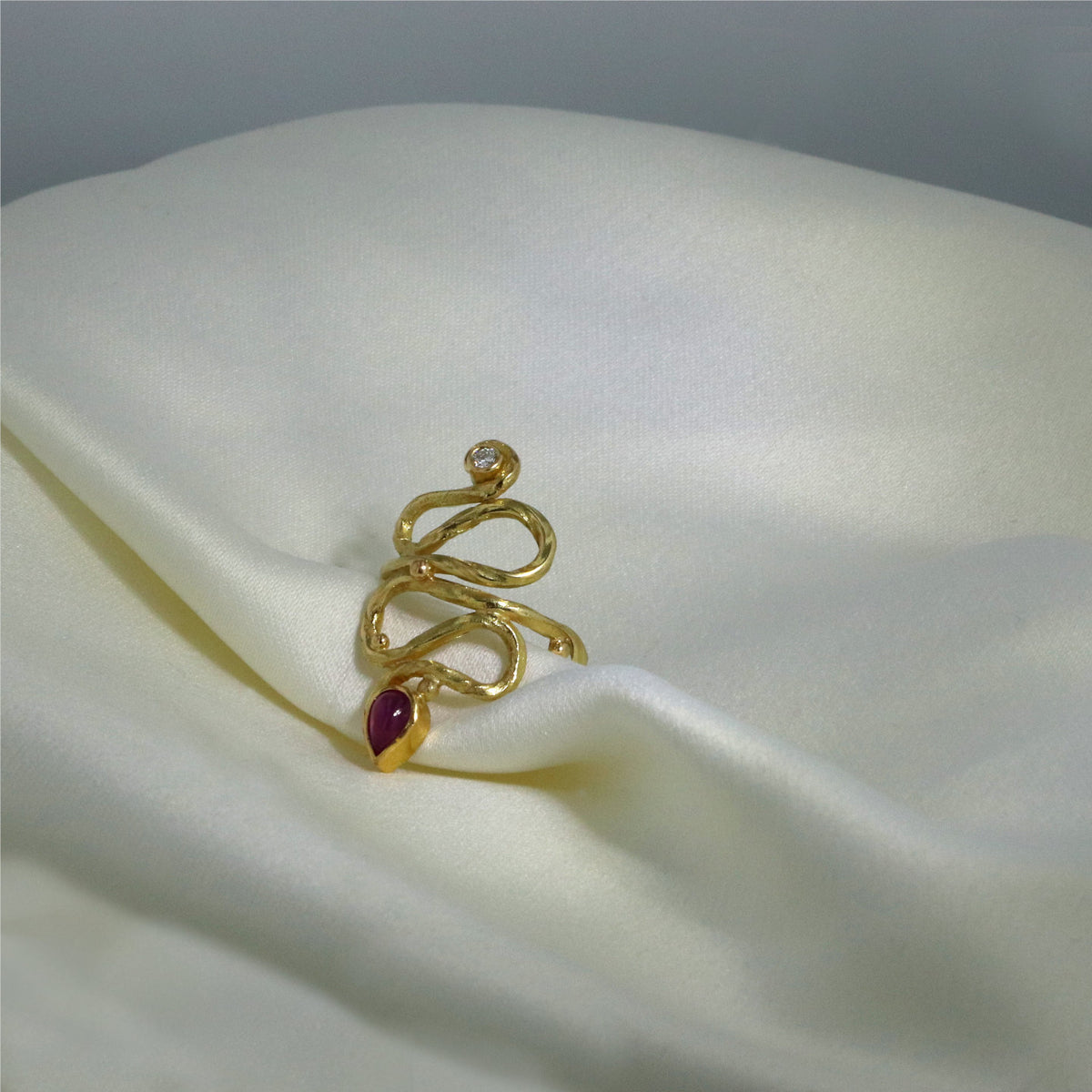 Hydra Ring aus 18K & 22K Gold I Rubin & Diamant