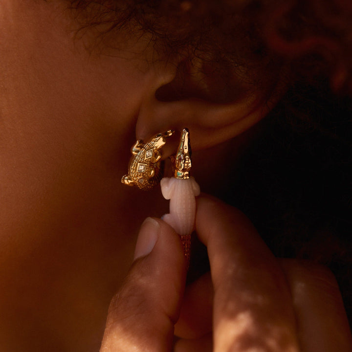 Alligator Twist Pop Art 18k Guld Ørering m. Tsavorite & Diamonds