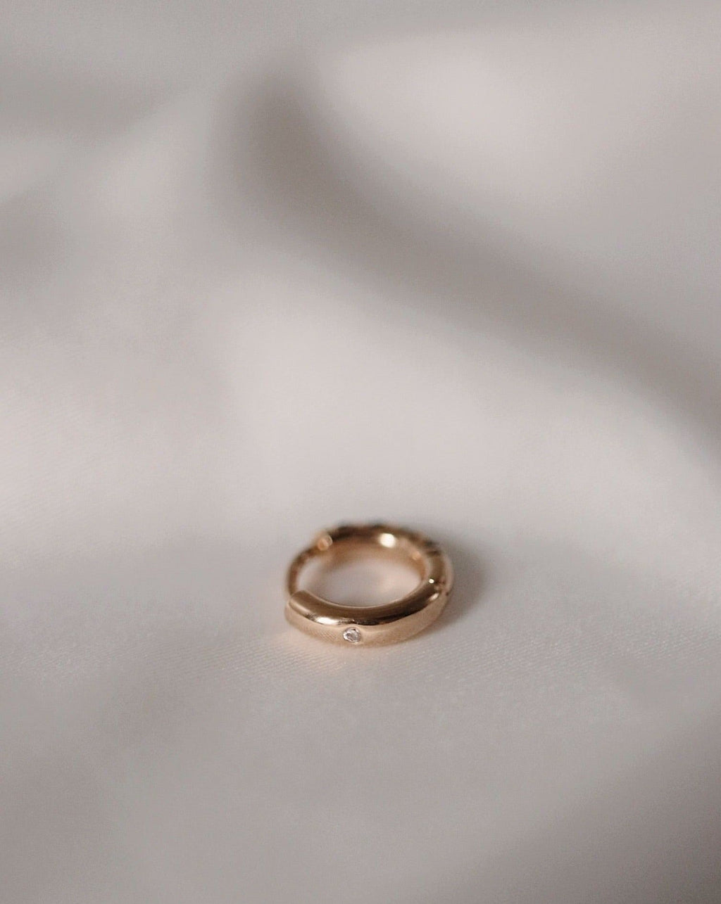 Black Diamond Thickie 18K Gold, Whitegold or Rosegold Huggie w. Diamonds