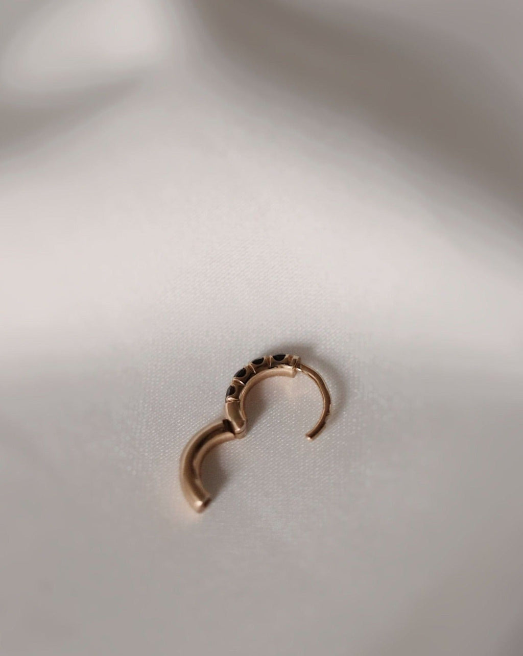 Black Diamond Thickie 18K Gold, Whitegold or Rosegold Huggie w. Diamonds