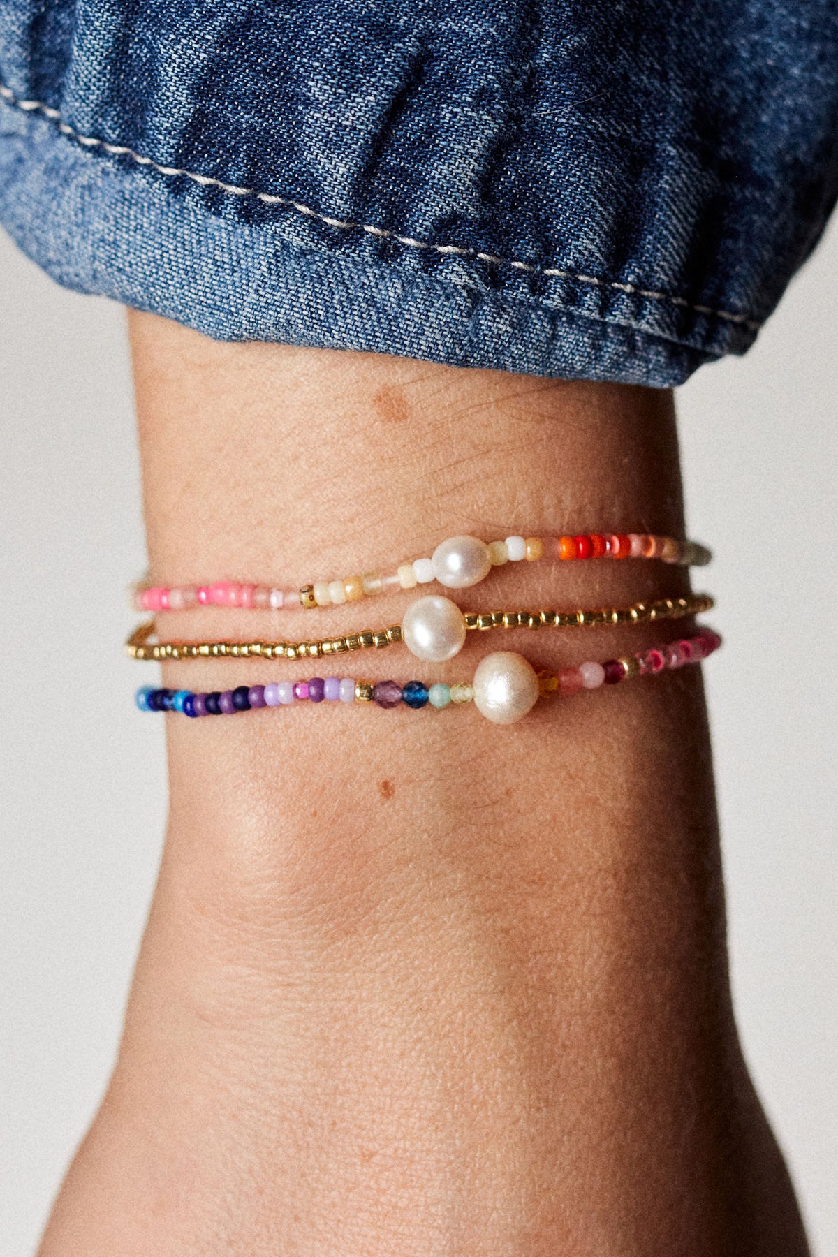 Capri Gold Plated Bracelet w. Mixed Coloured Beads & Freshwater Pearl