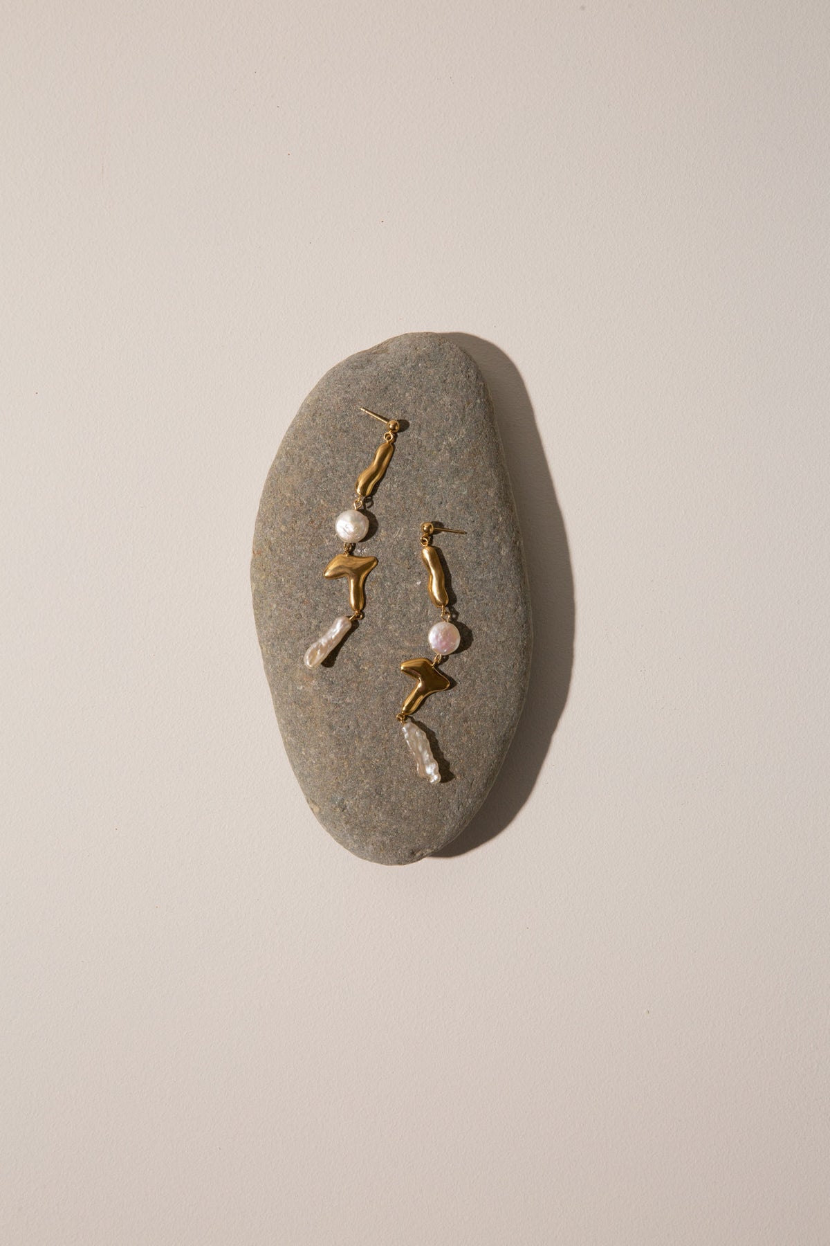 Amuleto Gold Plated Earrings w. Biwa Pearls
