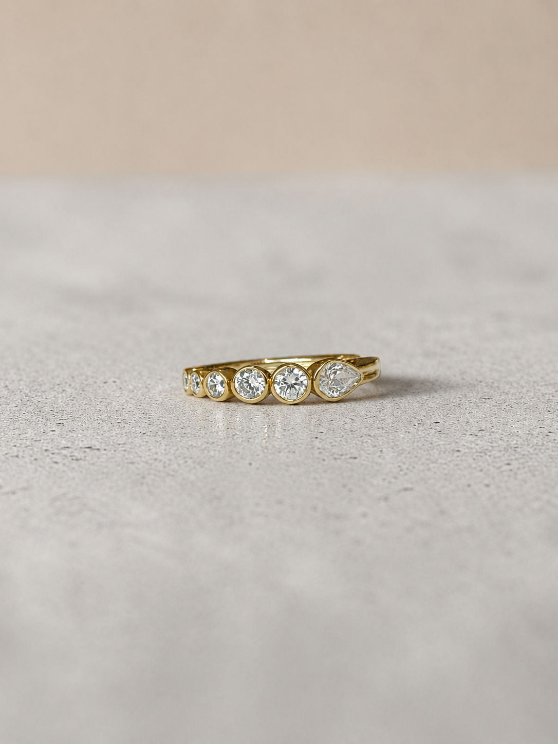 Poise Beam 14K Gold Ring w. Lab-Grown Diamonds