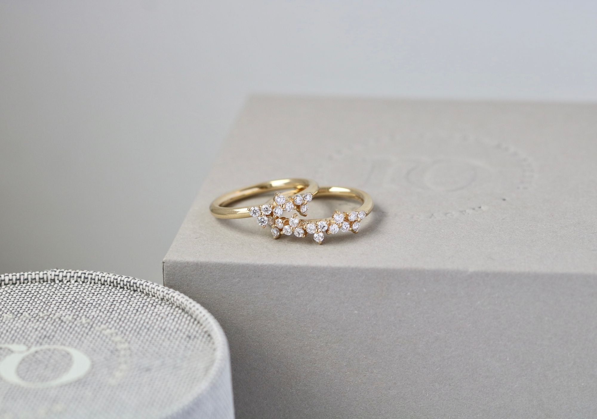 Fryd 18K Gold Ring w. 10 Diamonds