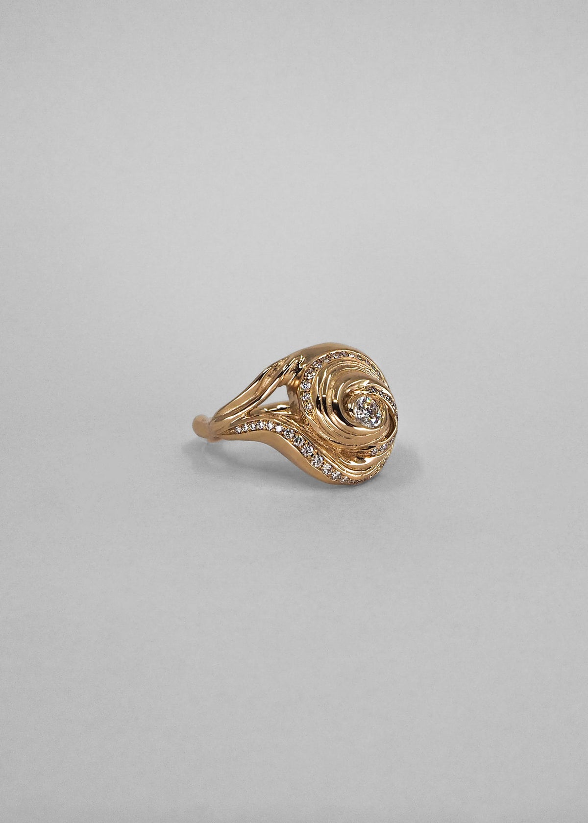 Cochlea Grande 14K Gold Ring w. Pavé & Center Diamonds