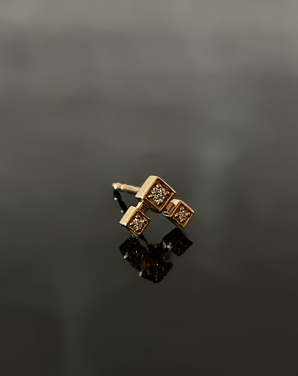 Cube no.3 14K Gold Stud w. Diamonds
