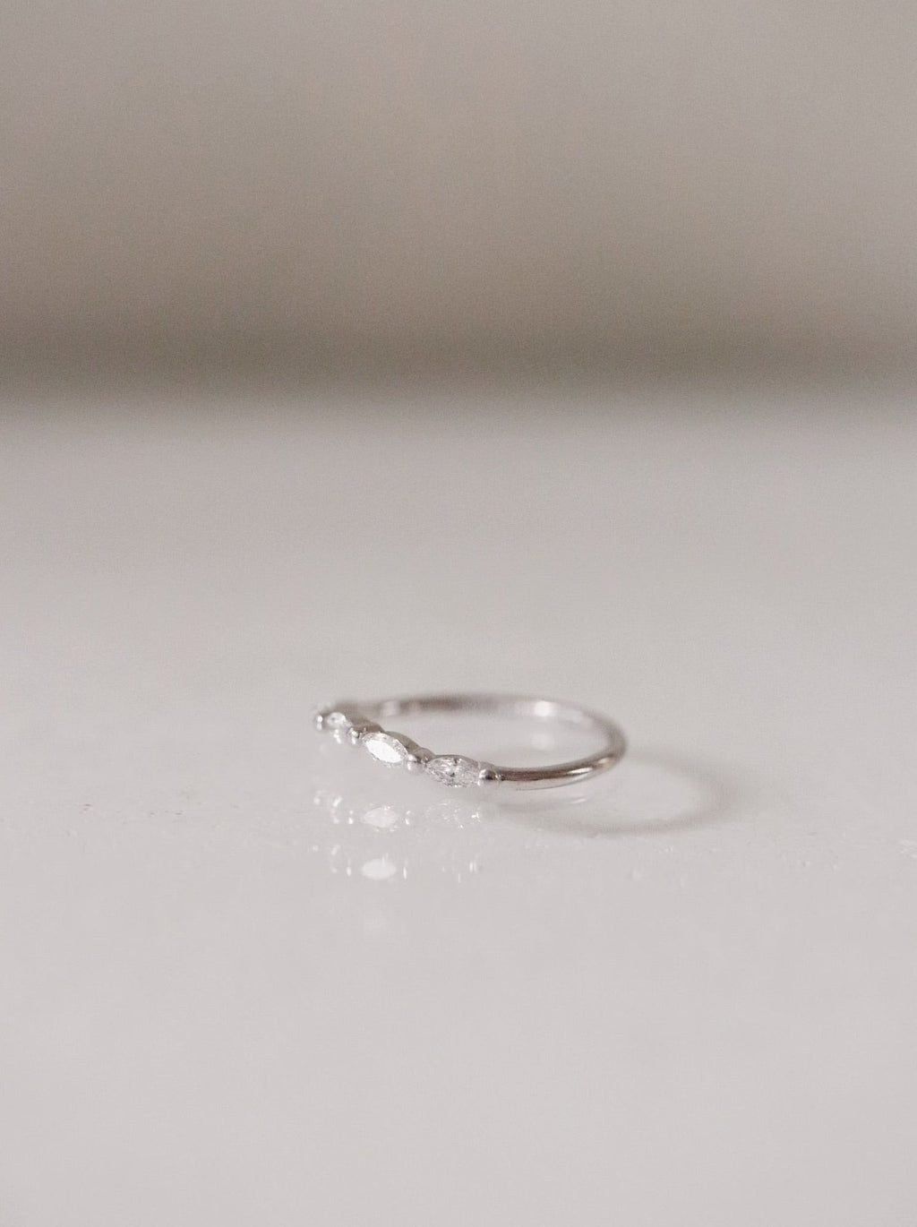 Curved Phoebe Marquise 18K Gold, Whitegold or Rosegold Ring w. Diamonds