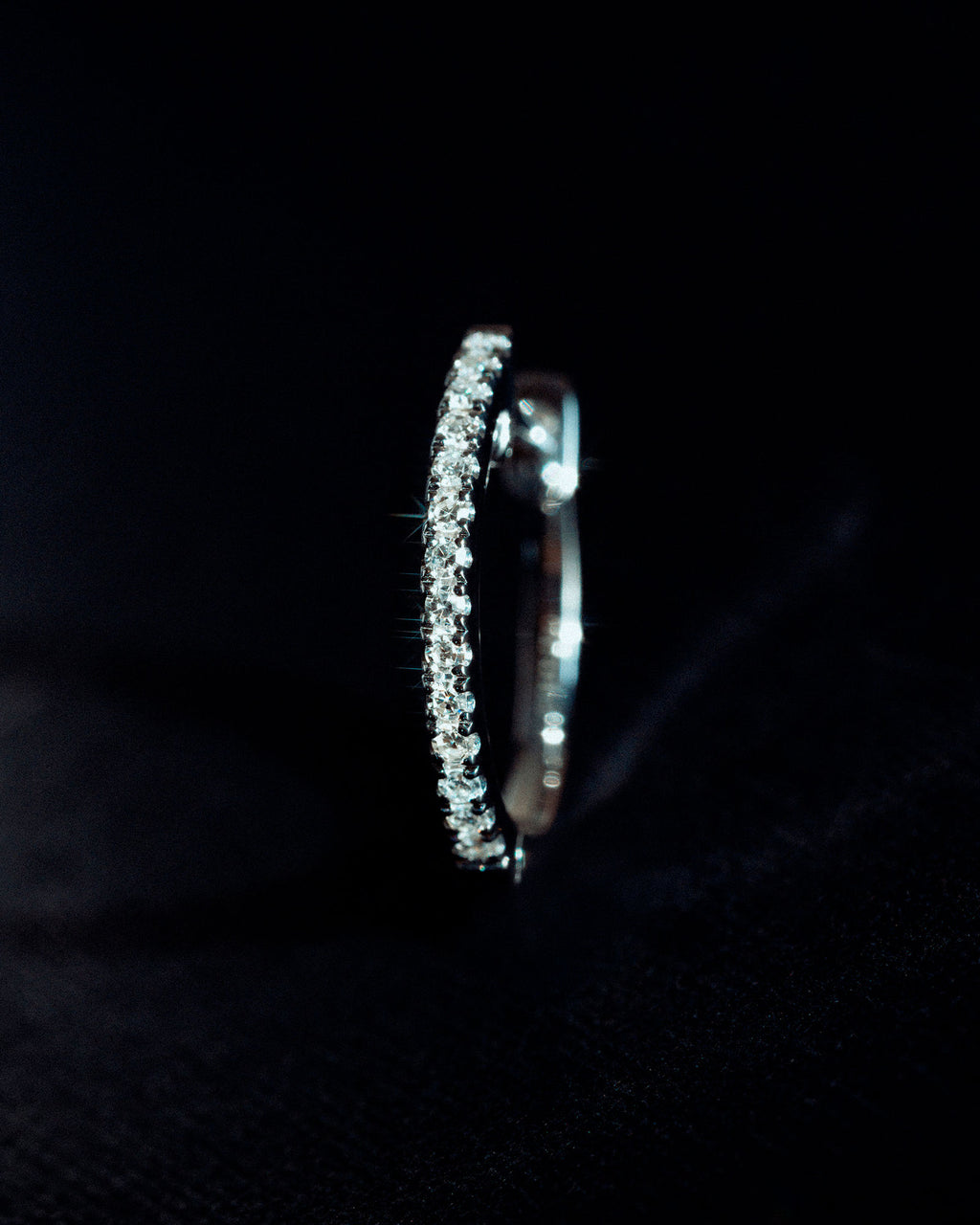 11 mm 14k Whitegold Hoop w. Diamonds