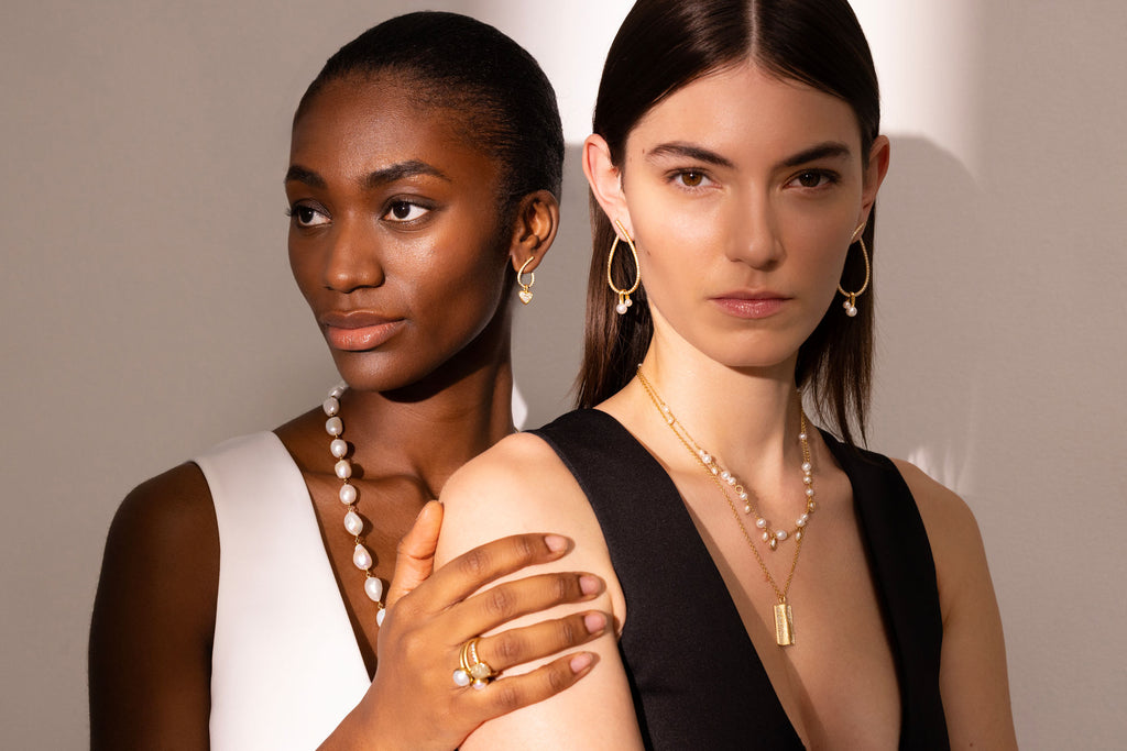 Vega Relief 18K Gold Pendant w. Diamonds