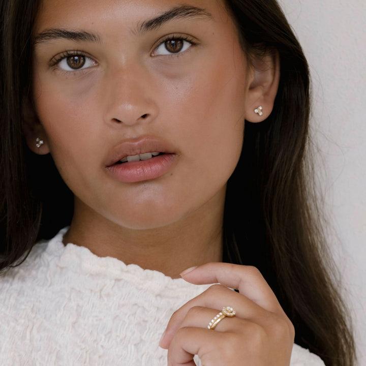 Frosty 18K Gold Studs w. 6 Diamonds