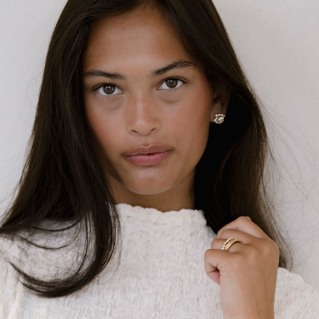 Frosty 18K Gold Studs w. 24 Diamonds