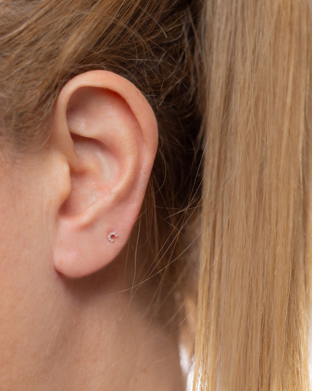 Horse Shoe 18K Gold, Whitegold or Rosegold Stud w. Diamonds