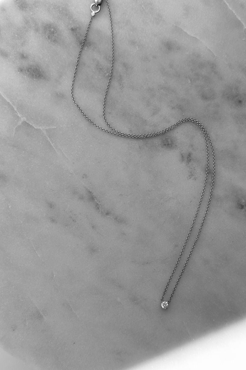 Es x ro schwimmende Diamant 18k Weißgold Halskette