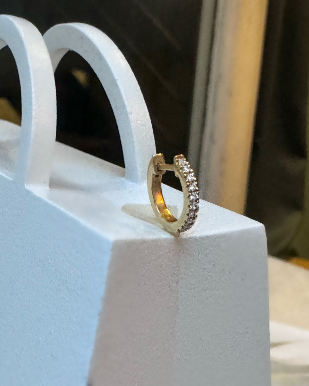 EIRA 14K Gold, Weißgold oder Roségold Huggie W. Diamanten