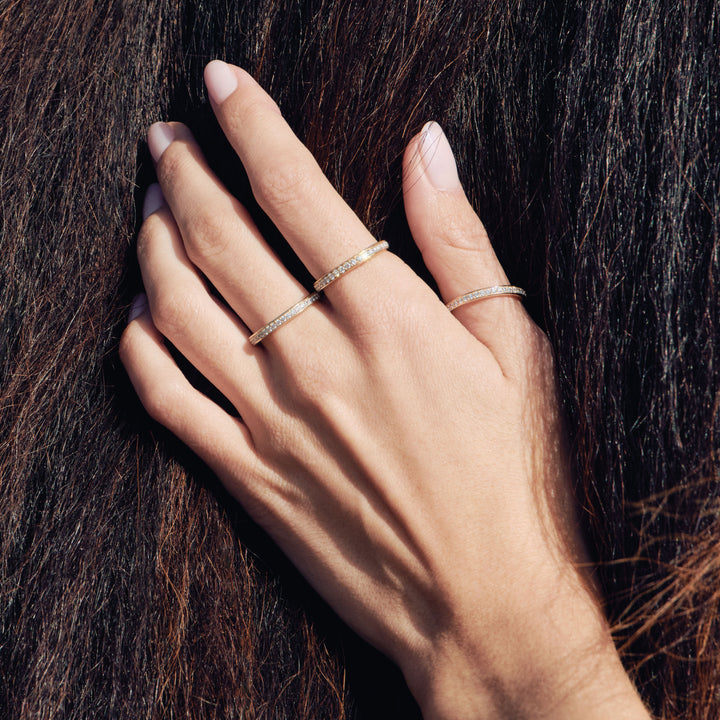 Elegance Band 18K Gold Ring w. Diamonds