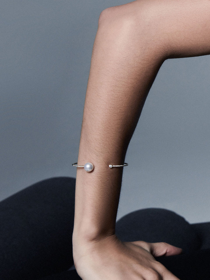 Open Designed 18K Gold Bangle w. Diamond & Pearl