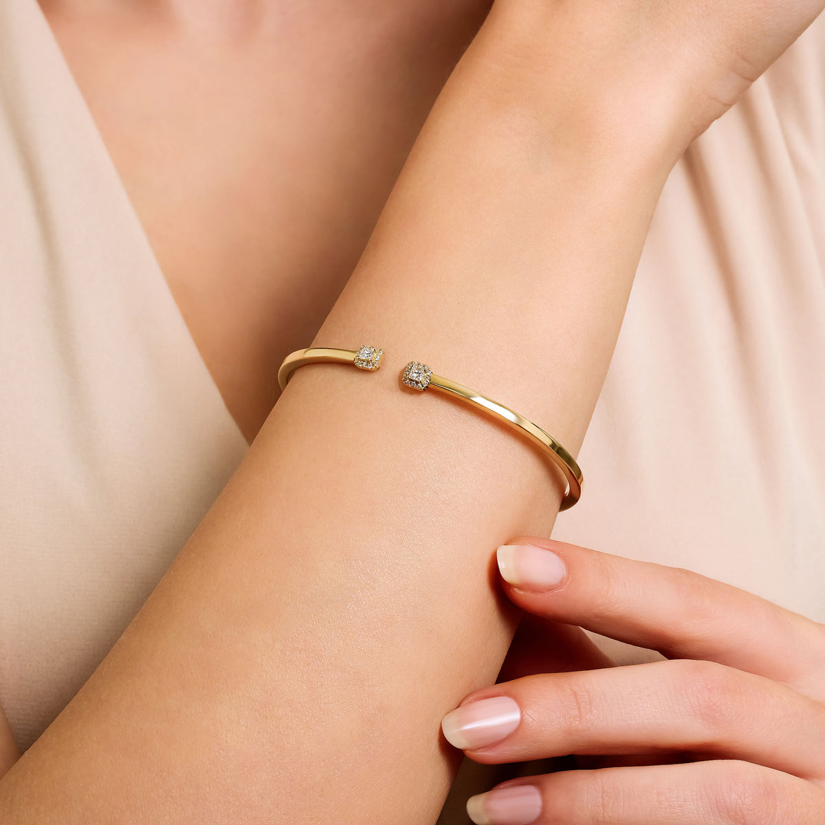 Fortuna 18K Gold Bangle w. Diamonds & Emeralds