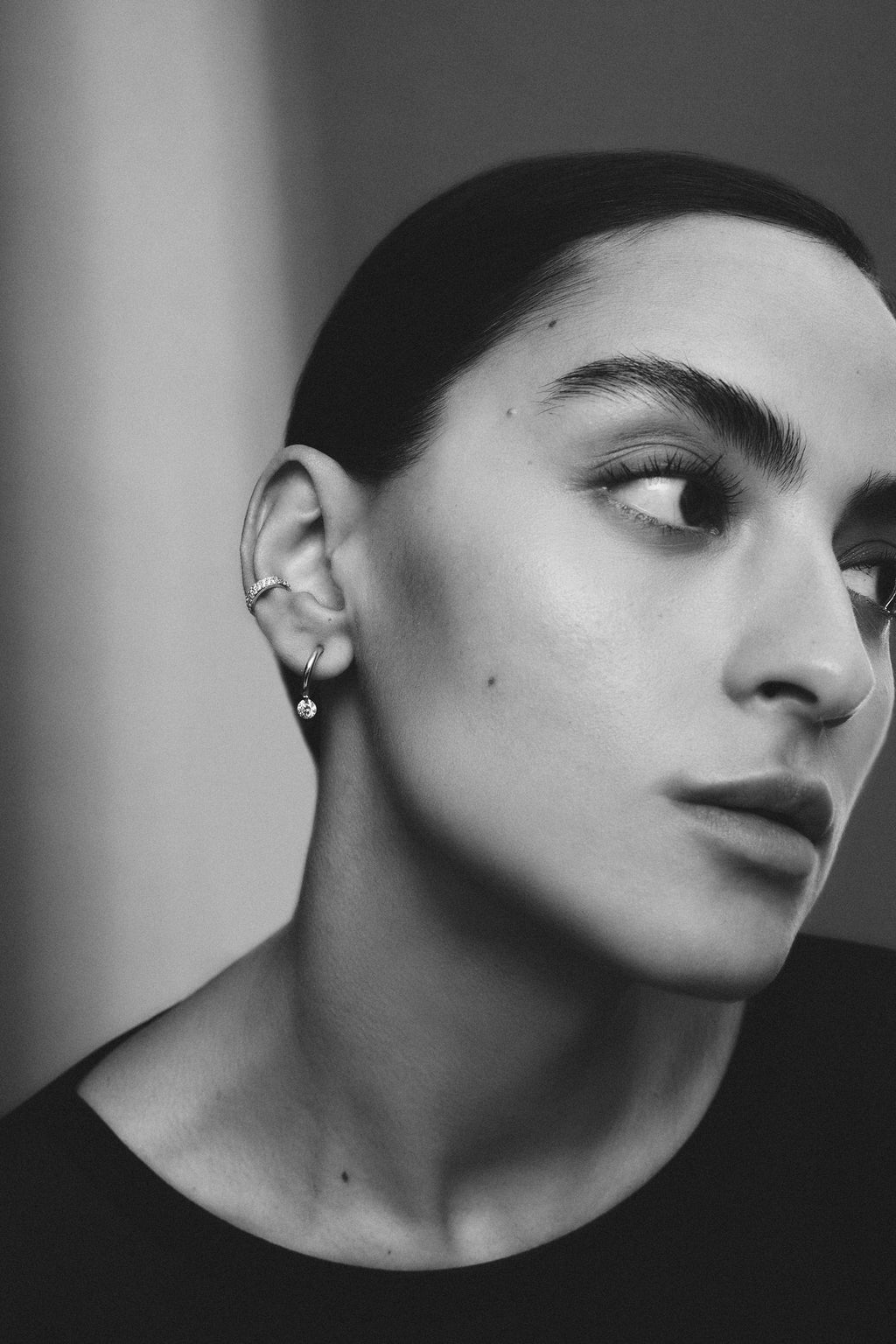 Solitaire Nude 18K Gold Hoops w. Lab-Grown Diamonds