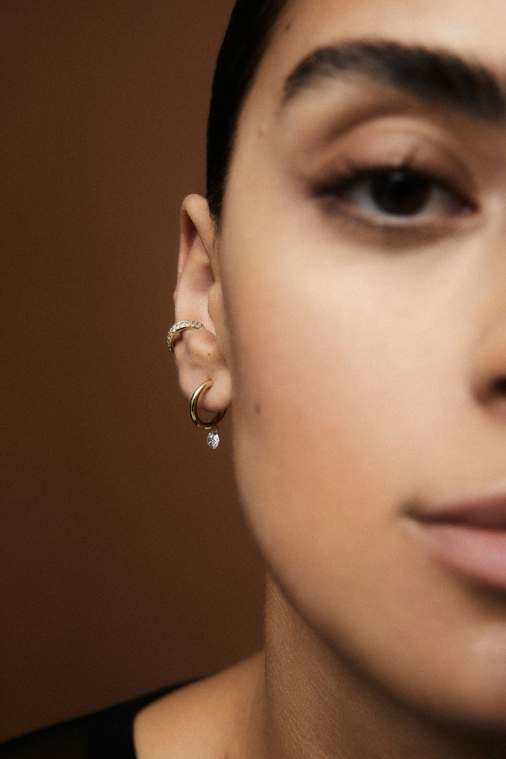 Solitaire Nude 18K Gold Hoops w. Lab-Grown Diamonds