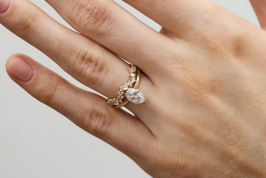 Flowy 14k or 18k Whitegold Ring w. Lab-Grown Diamonds