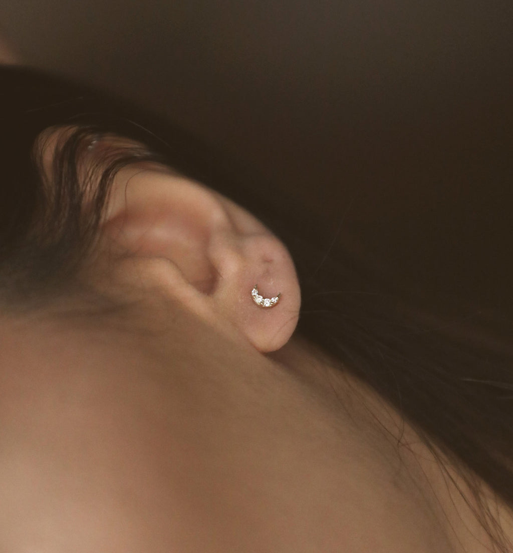 Half Moon 18K Gold Stud w. Diamonds