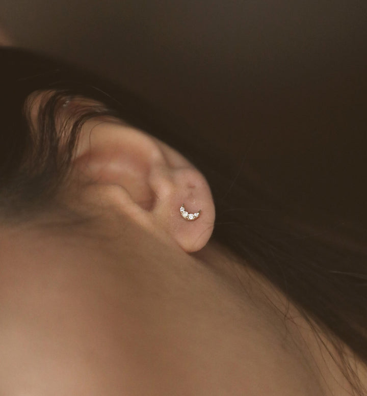 Half Moon 18K Gold Stud w. Diamonds