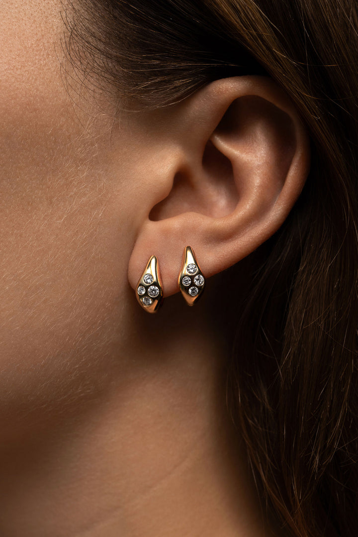 Curve 18K Whitegold Huggies w. Diamonds