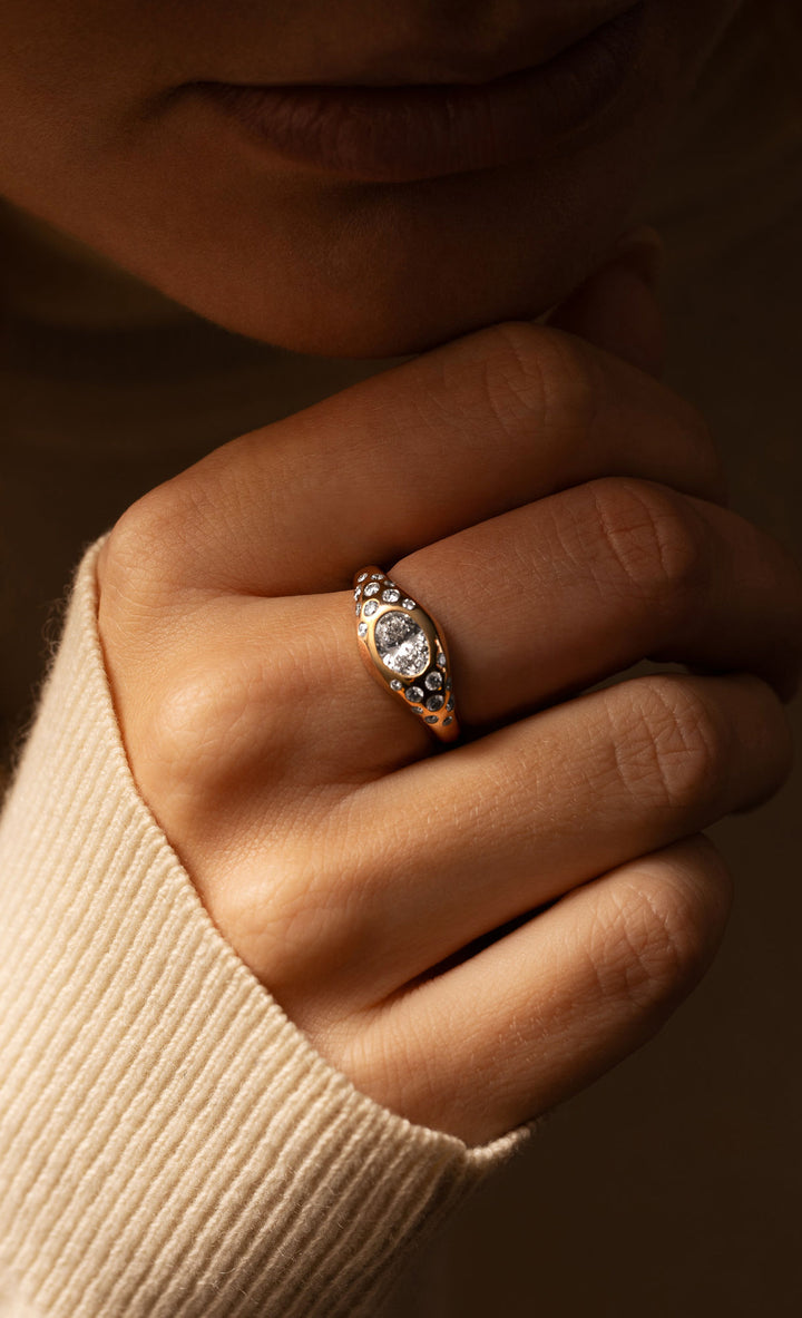 Curve Scattered Signet 18K Rosegold Ring w. Diamonds