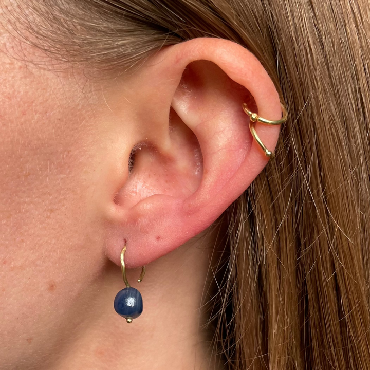 18K Gold Earrings w. Sapphire