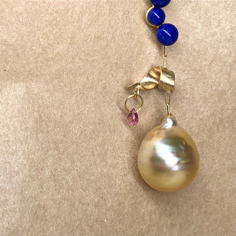 Fine Curves 18K Gold Earring w. blue Lapis, pink Sapphire & a golden Pearl