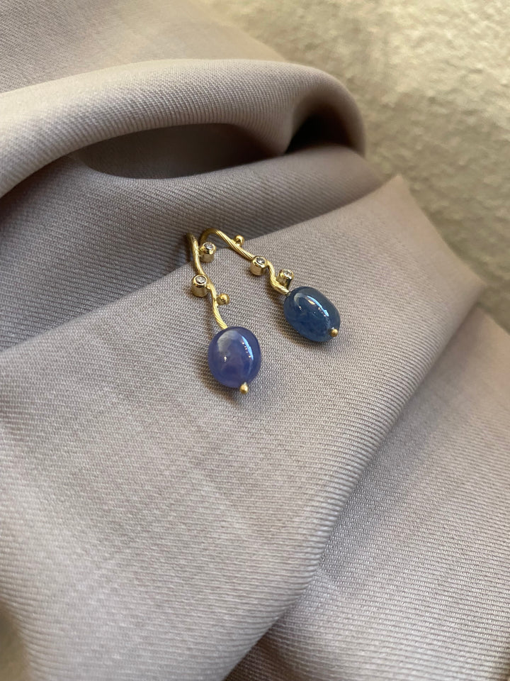 Love Seafire 18K Gold Earrings w. Sapphire