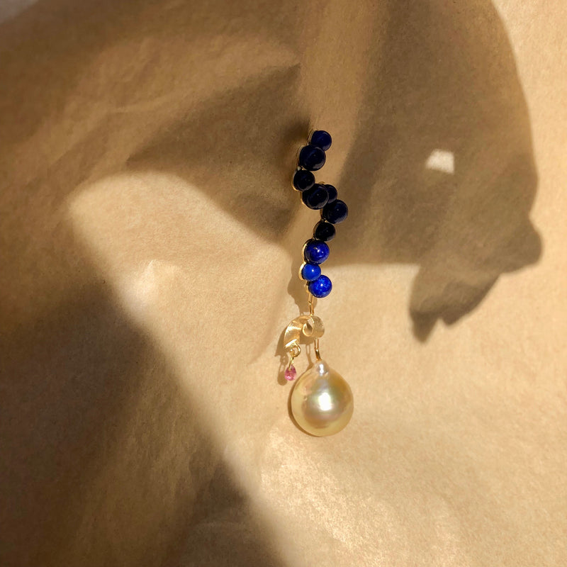 Fine Curves 18K Gold Earring w. blue Lapis, pink Sapphire & a golden Pearl