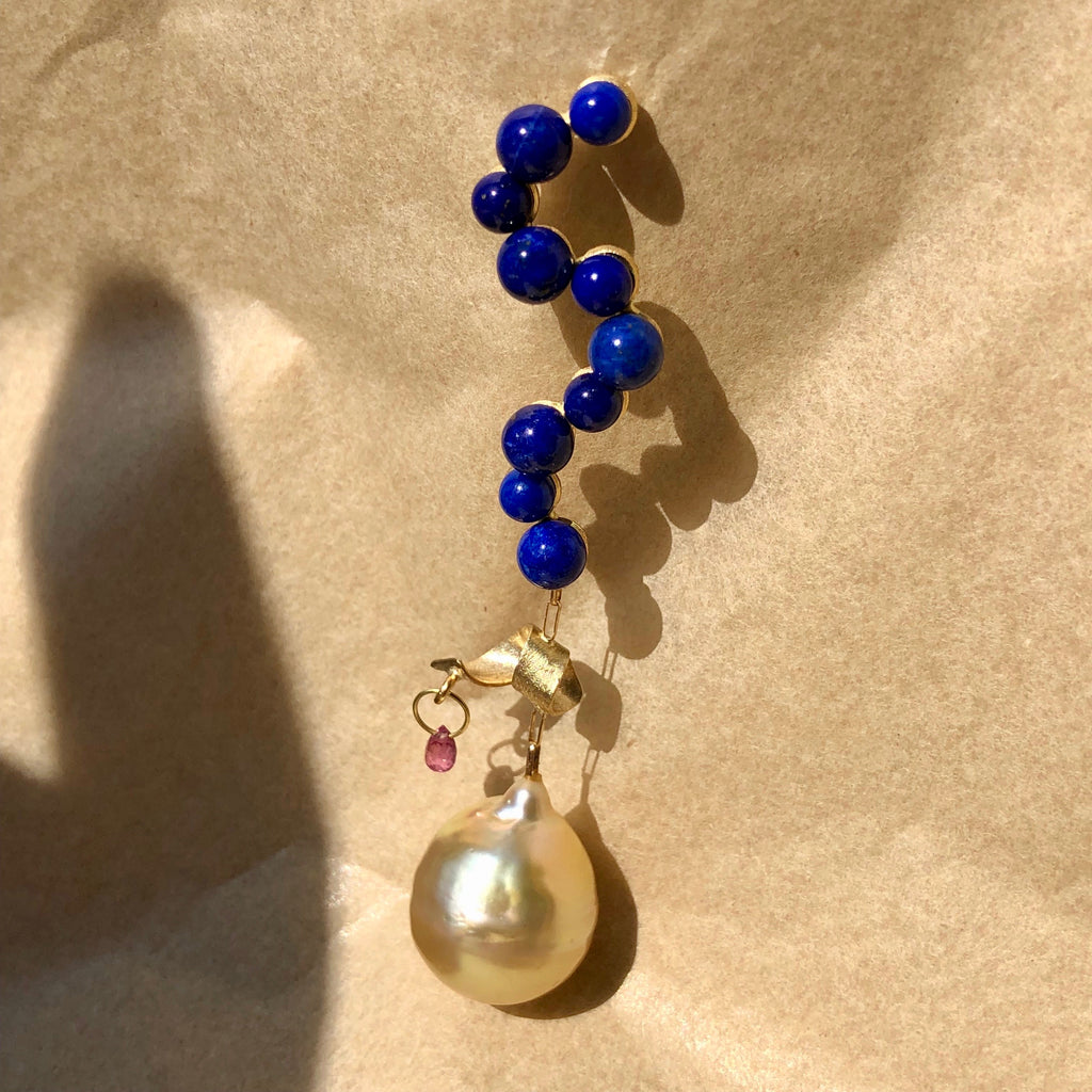 Fine Curves 18K Gold Earring w. blue Lapis, pink Sapphire & a golden Pearl