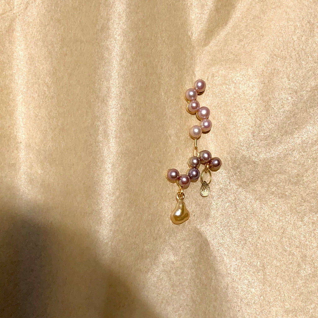 Fine Curves 18K Gold Earring w. pink Pearls & green Sapphire