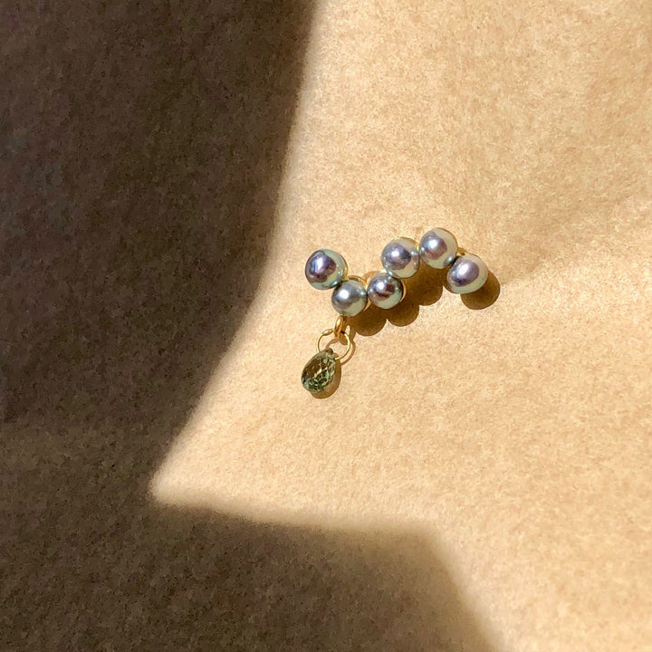 Fine Curves Ohrstecker aus 18K Gold I Perlen & grüner Saphir