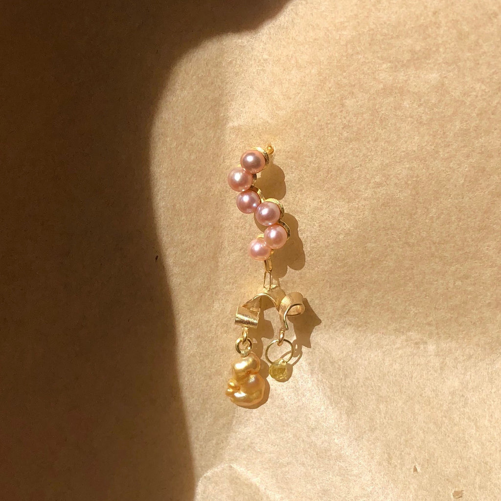 Fine Curves 18K Gold Earring w. Pearls & yellow Sapphire