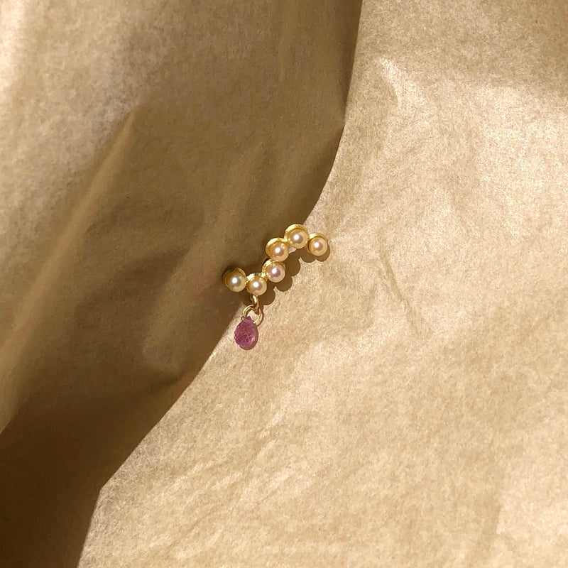 Fine Curves 18K Gold Stud w. Pearls & pink Sapphire
