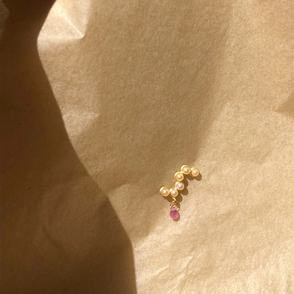 Fine Curves 18K Gold Stud w. Pearls & pink Sapphire