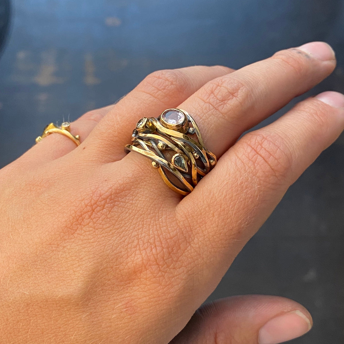 Twisted 18K, 22K og 24K Guld & Sølv Ring m. Morganit, Safir & Diamant