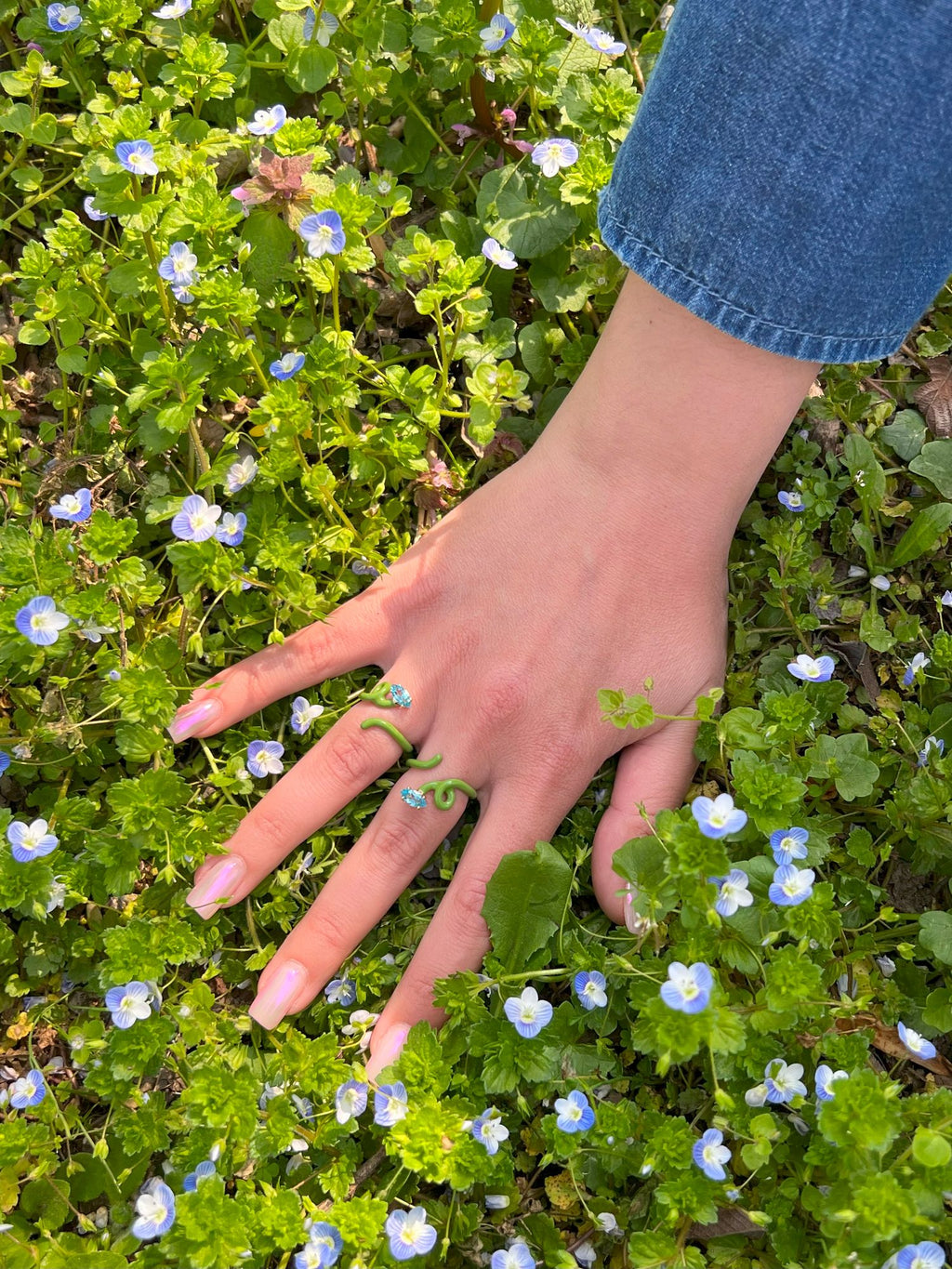 Baby Vine Tenrdil 9k Gold Ring w. Topas