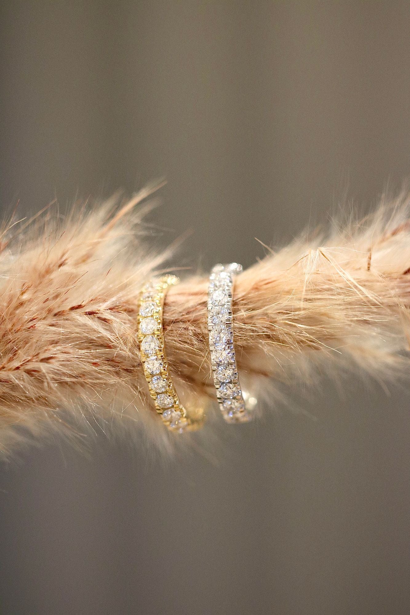 Ihr klassischer 18k goldener Ring w. Diamanten